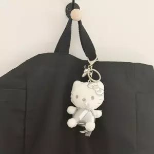 산리오 실버 글리터 헬로키티 인형 8cm [키티 시크한 무드 열쇠고리 파우치]
