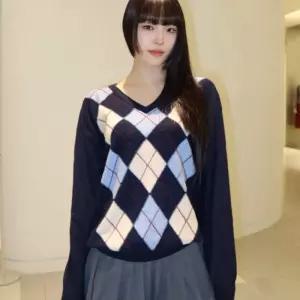 [매장정품] 후아유 V-neck Argyle Pullover WHKAG4823F