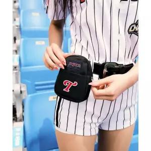 잔스포츠 JANSPORT X LG트윈스 LG TWINS 슈퍼 스태쉬 BLACK JSPU262MAPC004BK000 3705106