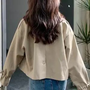봄 가을 여성용 카라 숏 트렌치 클래식하면서도 모던한 분위기를 완성하는 더블버튼 코트
