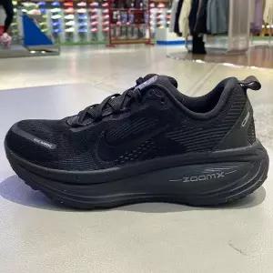 [하프클럽/] 데일리 런닝화 우먼즈 보메로 18 HM6804-004