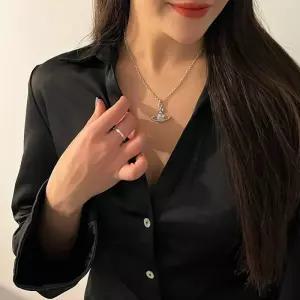 [정품] 비비안웨스트우드 메이페어 MAYFAIR 바스 릴리프 펜던트 목걸이 (2)