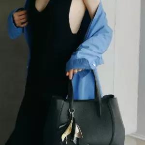 닥스 ACC쇼핑백동봉 블랙 소가죽 플라워 참장식 토트백 M DCBA6E553BK2719491