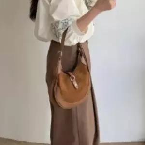 [옷자락]미니멀 여자 스웨이드 하프문 라운드 버클 데일리 숄더백 데일리