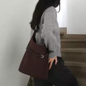 [론칭가 94,000원] 벨티드 스웨이드 버킷백