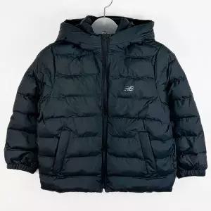 국내매장판 뉴발란스 아동패딩 키즈 에센셜 후드부착 경량 패딩 NK9QEB401U-BLK P2608