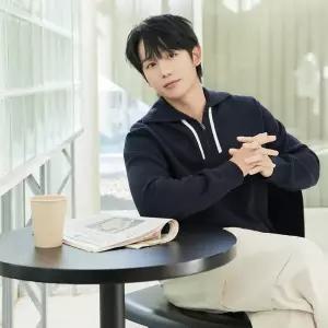 (택가 89 900원)마인드브릿지 배색 하프집업 세미 오버핏 니트 MYKT2104
