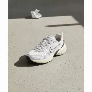 나이키 V2K 런 여성 운동화 서밋 화이트 실버 FD0736-100