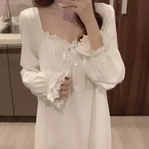 서치93 여자 셔링 롱 사계절실크잠옷 원피스 긴팔 화이트 프릴 잠옷 파마자 원피스잠옷 긴팔원피스잠옷 실