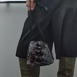 [롯데백화점]랩 페이즐리 버킷백(AR7ABA41)