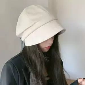버킷햇 모자 작아보이는 챙있는 벙거지 얼굴 여자