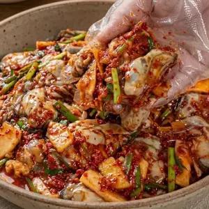 제철 입맛 살리는 싱싱한 바다향 가득 통영 햇 생굴무침 330g x 3통