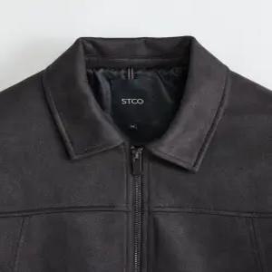 [STCO]스웨이드 트러커 점퍼_카키 (베이직핏)_DJ
