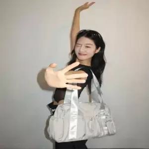 파우치세트 glossy shoulder duffel bag _Light gray