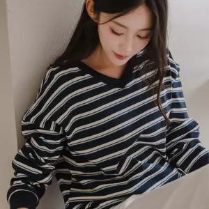[캔마트] 로빈 스트라이프 브이 맨투맨