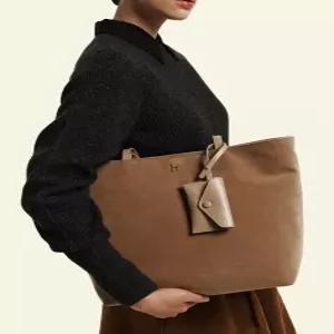 헤지스 액세서리 25FW [아이코닉]스웨이드 베이지 퍼피 로고 와이드 쇼퍼백 (카드참 SET) HIBA5F893I2