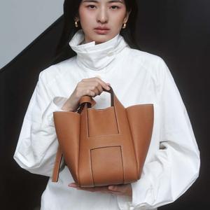 [AK분당점] [헤지스] 시그니처 H 브라운 레더 토트겸 숄더백 M HIBA5F311W2