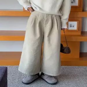 베이드 기모 핀턱 뒷밴딩 코듀로이 크롭 팬츠 (one color)