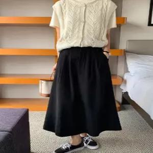 블랙 코듀로이 투핀턱 버튼 롱 스커트 (one color)
