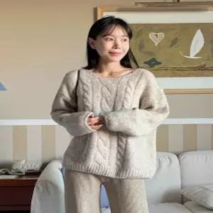 울 스탠드 꽈배기 오버핏 브이넥 니트 (one color)