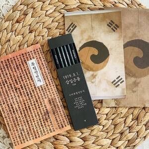 3.1운동 100주년 1919진관사 태극기 소포 (한정판) /독립선언서 도서 + 3.1운동 흑목연필 6p세트 + 1919진관사태극기 엽서 1p