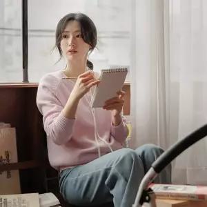 백포인트 컬러자수 브이넥니트