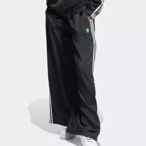 아디다스 ADIDAS 새틴 와이드 레그 트랙 팬츠 블랙:화이트 IU2520