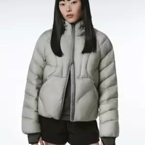 무신사 스탠다드 우먼 시티 레저 우먼즈 컨투어 후디드 라이트 다운 재킷