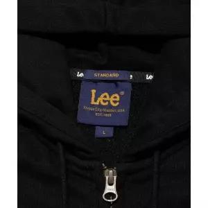LEE 스몰 트위치 로고 기모 후드 집업 블랙 456287