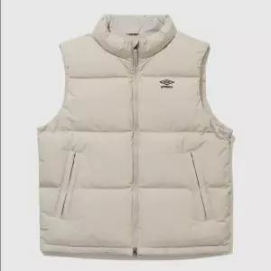 [아웃도어스/셀러허브_아웃도어]엄브로 플라이트 덕 다운 베스트 / BEIGE GREY UR423CDVO1