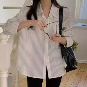 [코코블랑] 라벨링 스트라이프 셔츠