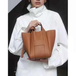 [롯데백화점]헤지스ACC [H-BAG] 시그니처 H 브라운 레더 토트겸 숄더백 [M] HIBA5F311W2