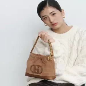 헤지스 액세서리 25FW [H20]스웨이드 베이지 레더 퀼팅 체인 호보 숄더백 S HIBA5F593I2