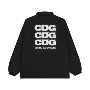 CDG 로고 코치 자켓 블랙 SZ-J004-051-1