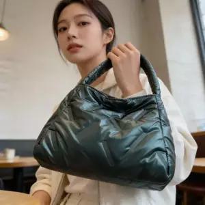 여성 숄더백 사선 패딩 가방 미니 토트백 데일리 외출 여행용 핸드백 패딩가방 여성숄더백