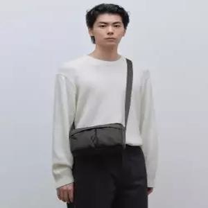 무신사 스탠다드 MUSINSASTANDARD AVR 듀얼 포켓 미니 크로스 백 건메탈