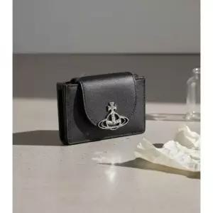 비비안웨스트우드 MUST IT_ 26SS FLAP CARD HOLDER 5402000BW L001N N401) 플랩 카드 홀더)