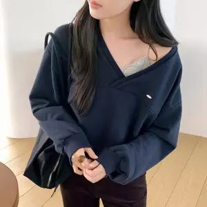[코코블랑] 실버 심볼 브이넥 맨투맨