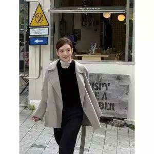 [롯데백화점]제이제이지고트 [인플루언서 착용]울 캐시미어 빅 칼라 핸드메이드 하프 코트 GRAM0CT911