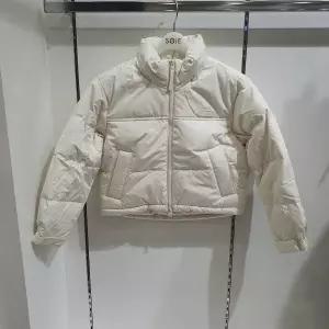[소이]크림 푸퍼 다운점퍼 24W1151_KG
