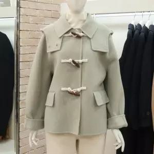 [JJ JIGOTT][JJ지고트]후드 디자인 울 더블 재킷 GNBA0JKJ2_DG