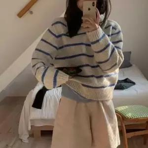 여자 오픈 브이넥 카라넥 스트라이프 긴팔 니트 루즈핏 스트릿 크롭티 가을티 데일리