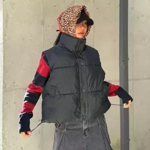 [하프클럽/옷자락]여자 크롭패딩조끼 겨울 스트링 폴라넥 푸퍼 숏 조끼