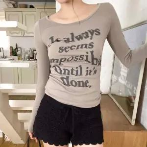 [하프클럽/옷자락]여자 레이온 슬림핏 레터링 스판 유넥 긴팔 티셔츠