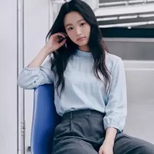 [롯데백화점]케네스레이디 [26 F/W]뉴엘리 백리본 블라우스 (ENWBLQI610)