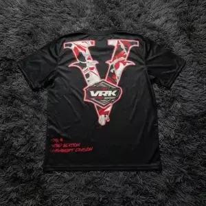 2026 VRK V 그래픽 저지 패밀리 매칭 티셔츠 데 및 트레이닝복으로 Y2K 패션 트셀러
