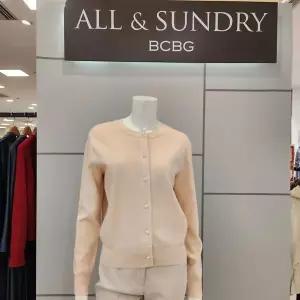 [BCBG] 올앤썬드리 봄25 펄 버튼 밀라노 가디건 A5S2K133_P404430258