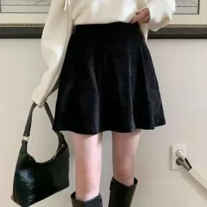 [옷자락] 여자 가을 겨울 따뜻한 벨벳 플레어 밴딩 미니스커트