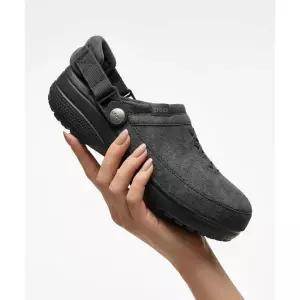 CROCS 클래식 크래프티드 비건 스웨이드 클로그 - 블랙 / 211930-001