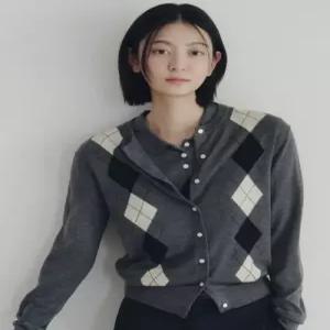 여성 메리노블렌드 아가일 크루넥 가디건_MSG4EC2321
